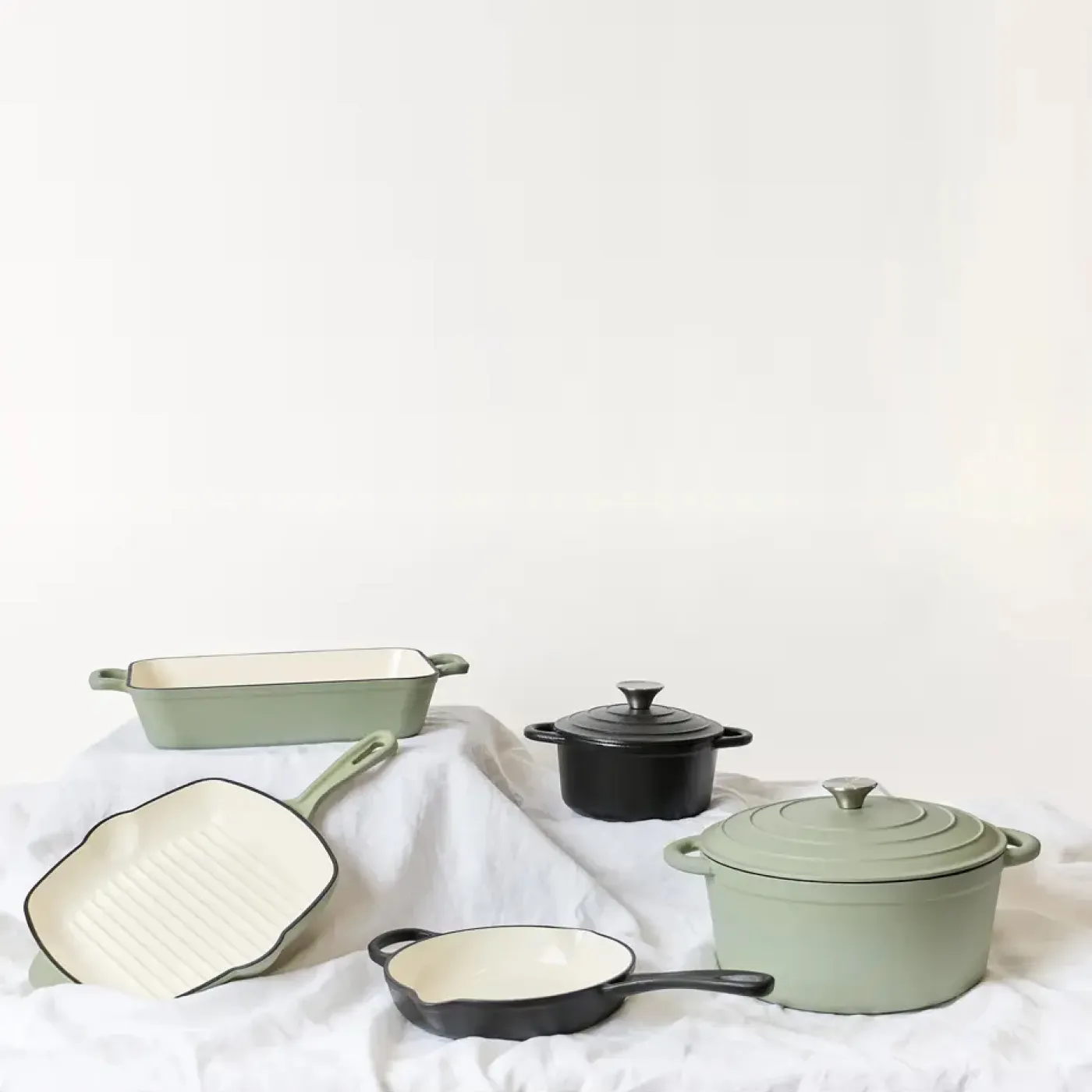 George Collective - Cast Iron Round Casserole 28cm - Matte Sage/Silver Lid - 画像 (3)