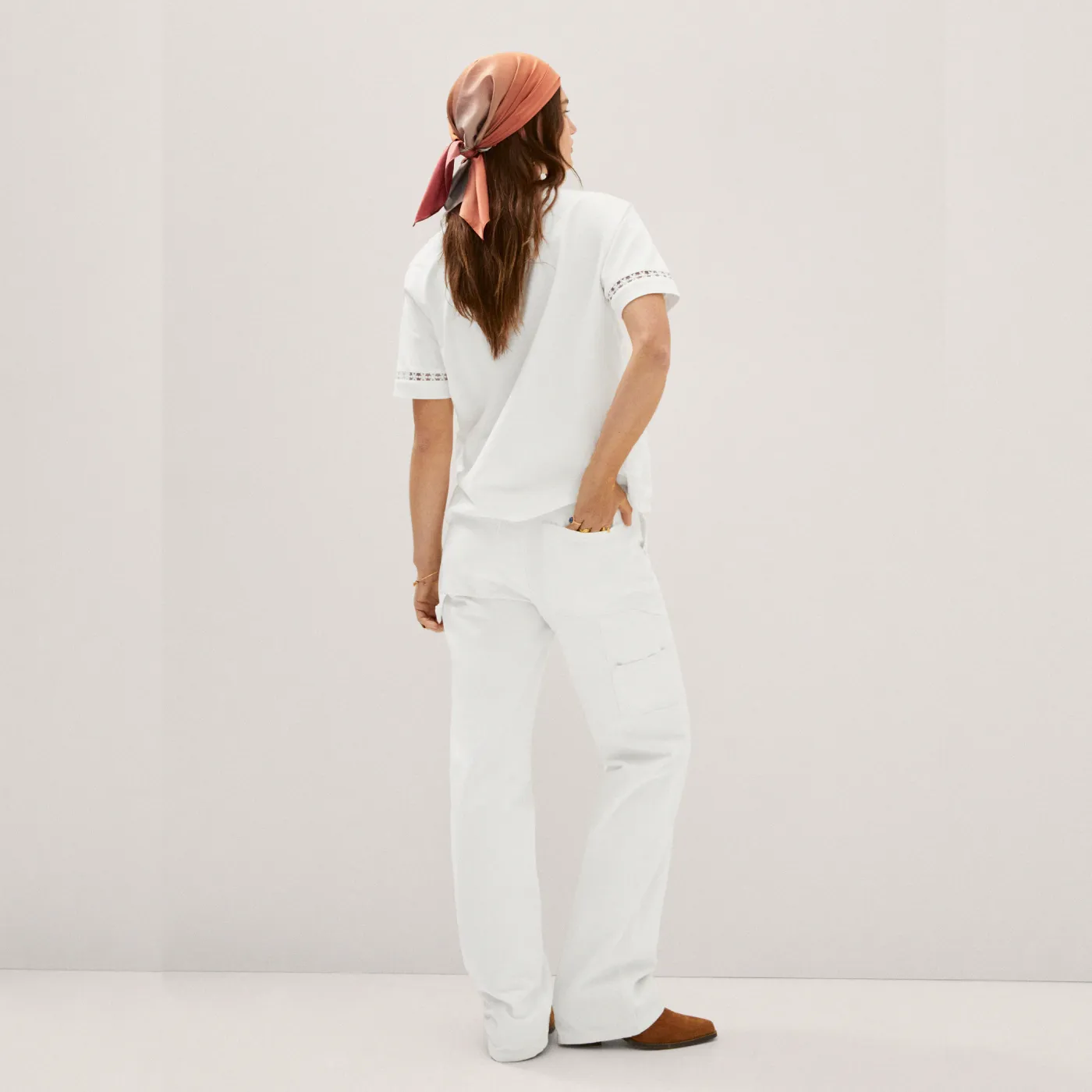 Embroidered White Cotton T-Shirt - 画像 (4)
